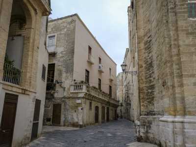 Costeggiamo quindi il lato sinistro del tempio religioso per trovarci davanti al prospetto di Palazzo Zeuli